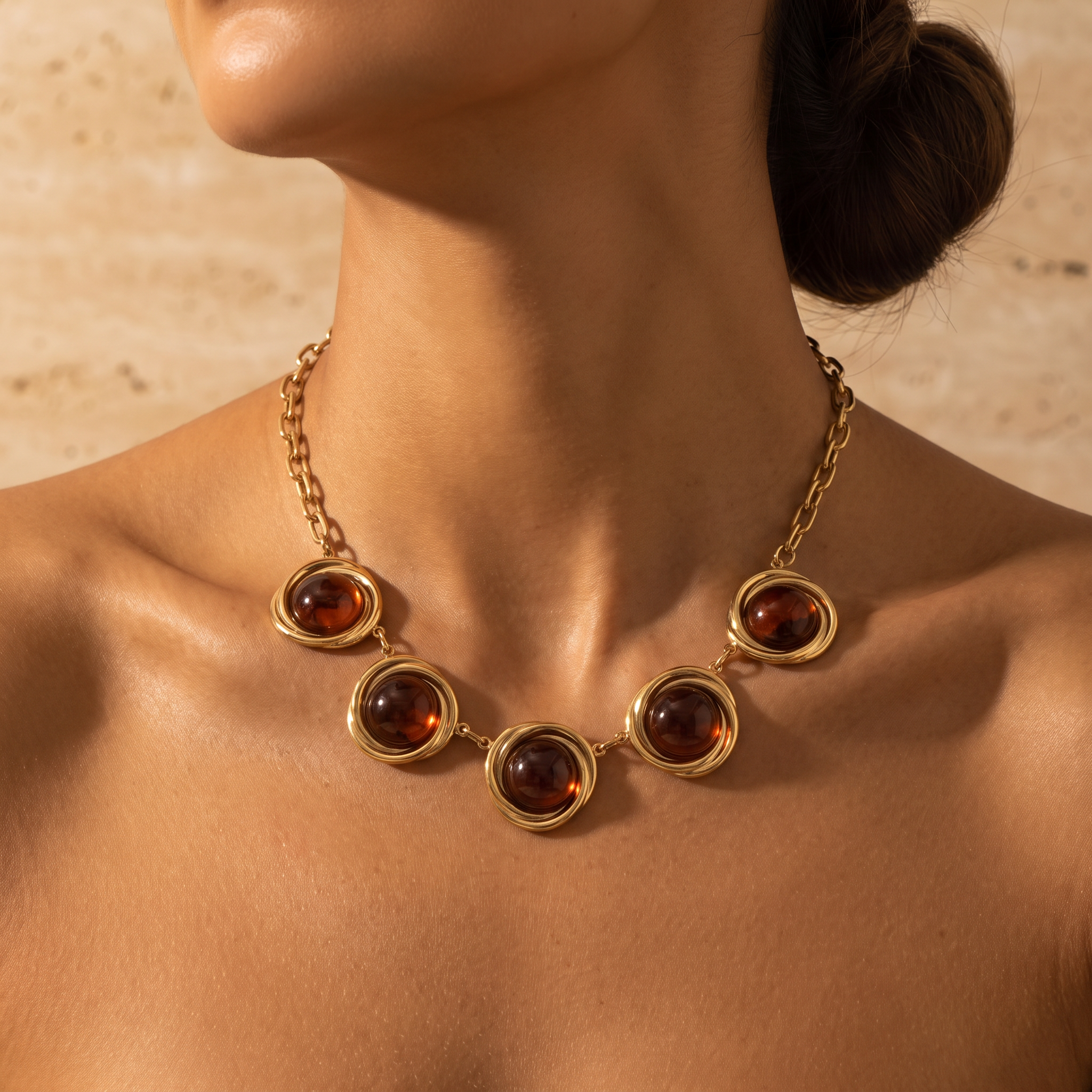 Collier Couchant Cognac porté, Maison Sveltesse