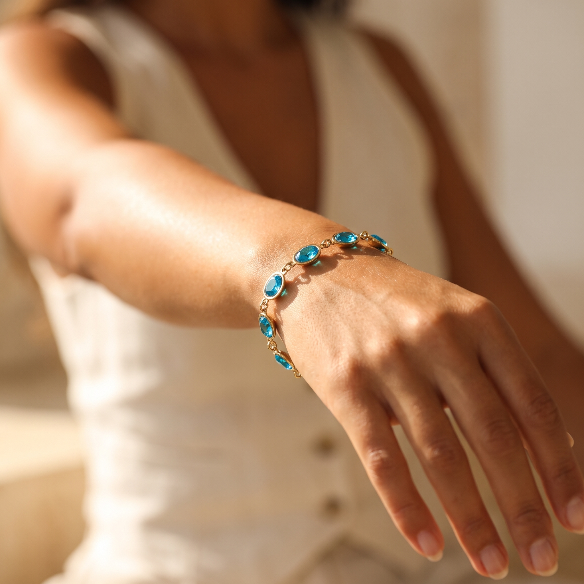 Bracelet Azur porté, plan mannequin, Maison Sveltesse