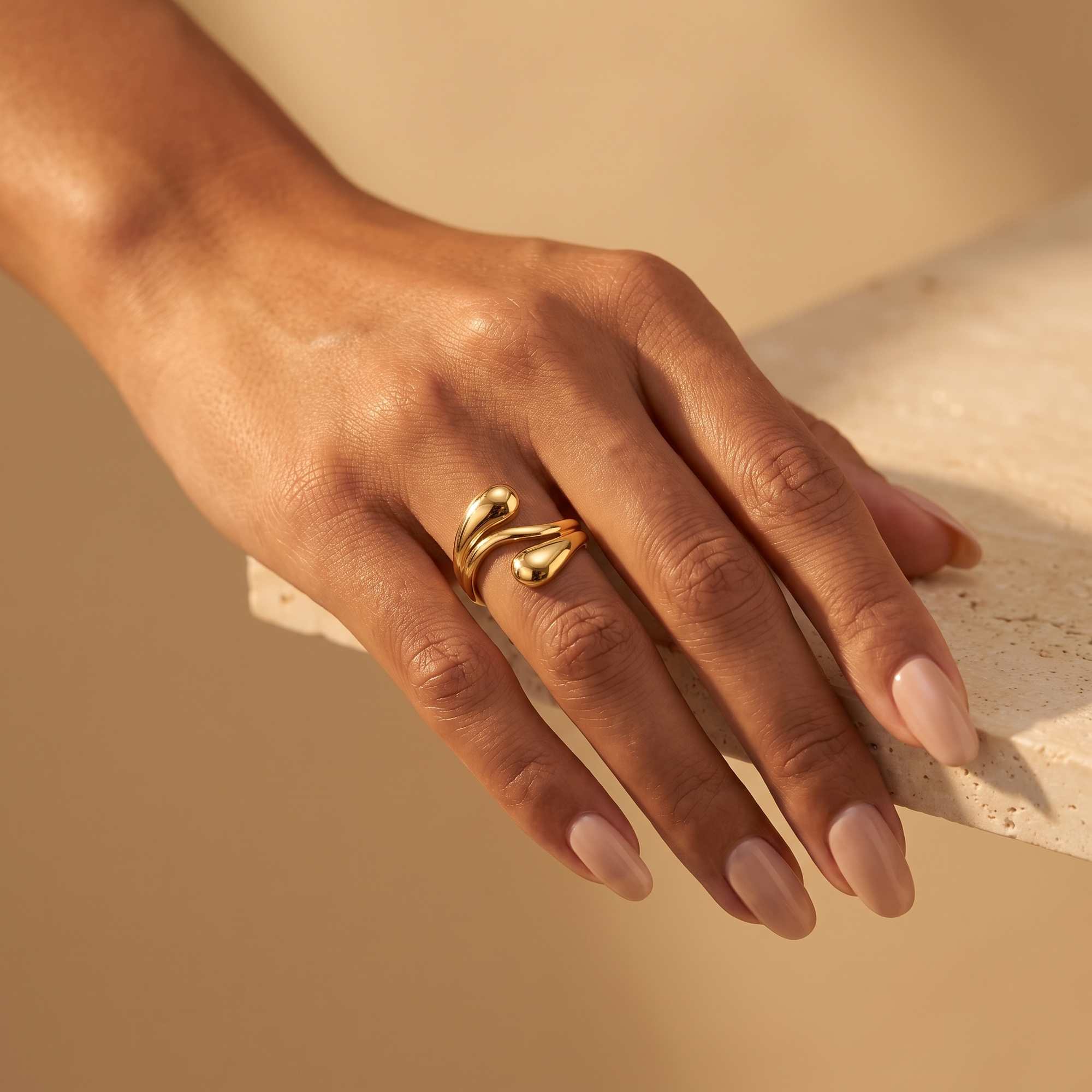 Bague Demi-Lune portée, Maison Sveltesse