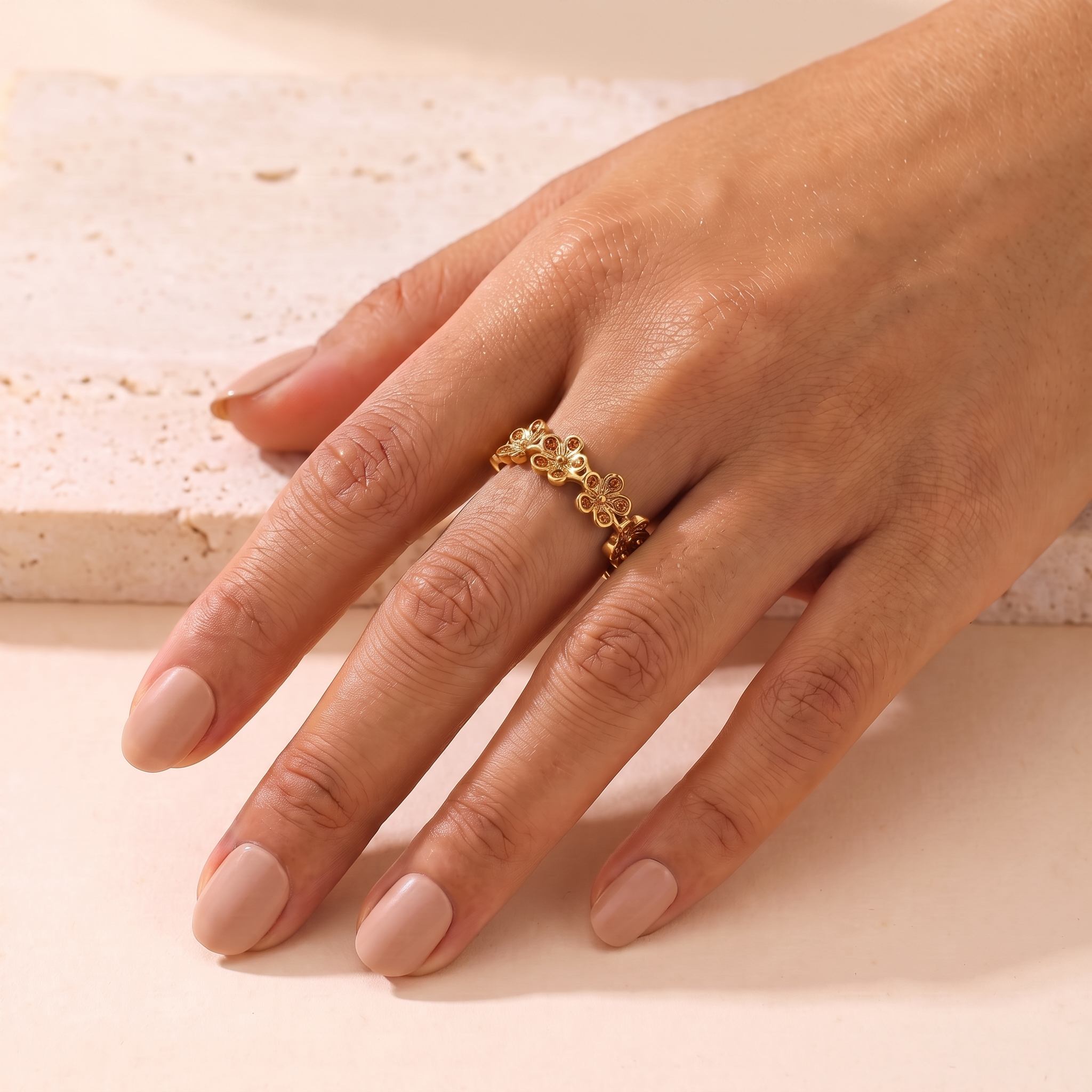 Bague Couronne portée, Maison Sveltesse