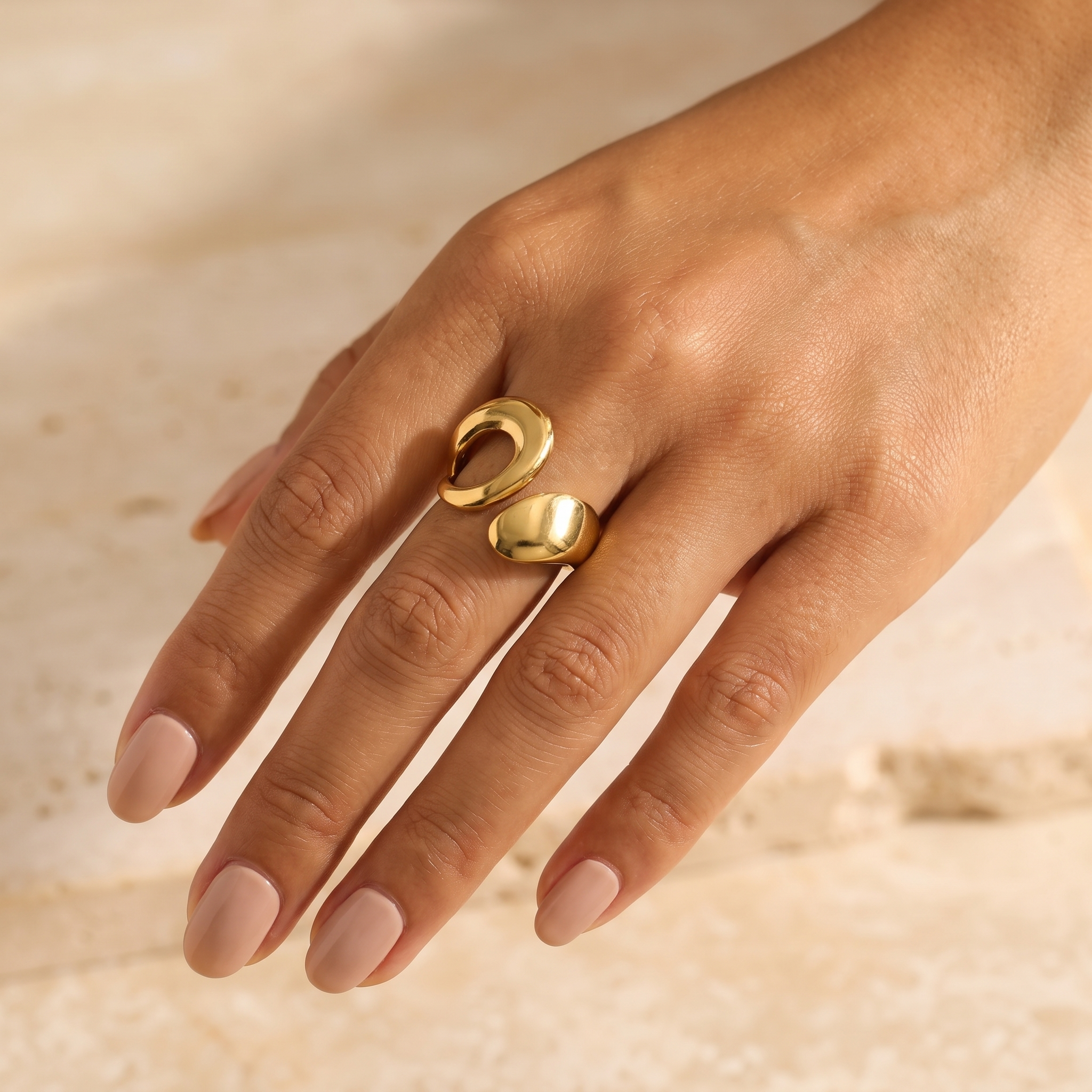 Bague Mercure portée, Maison Sveltesse