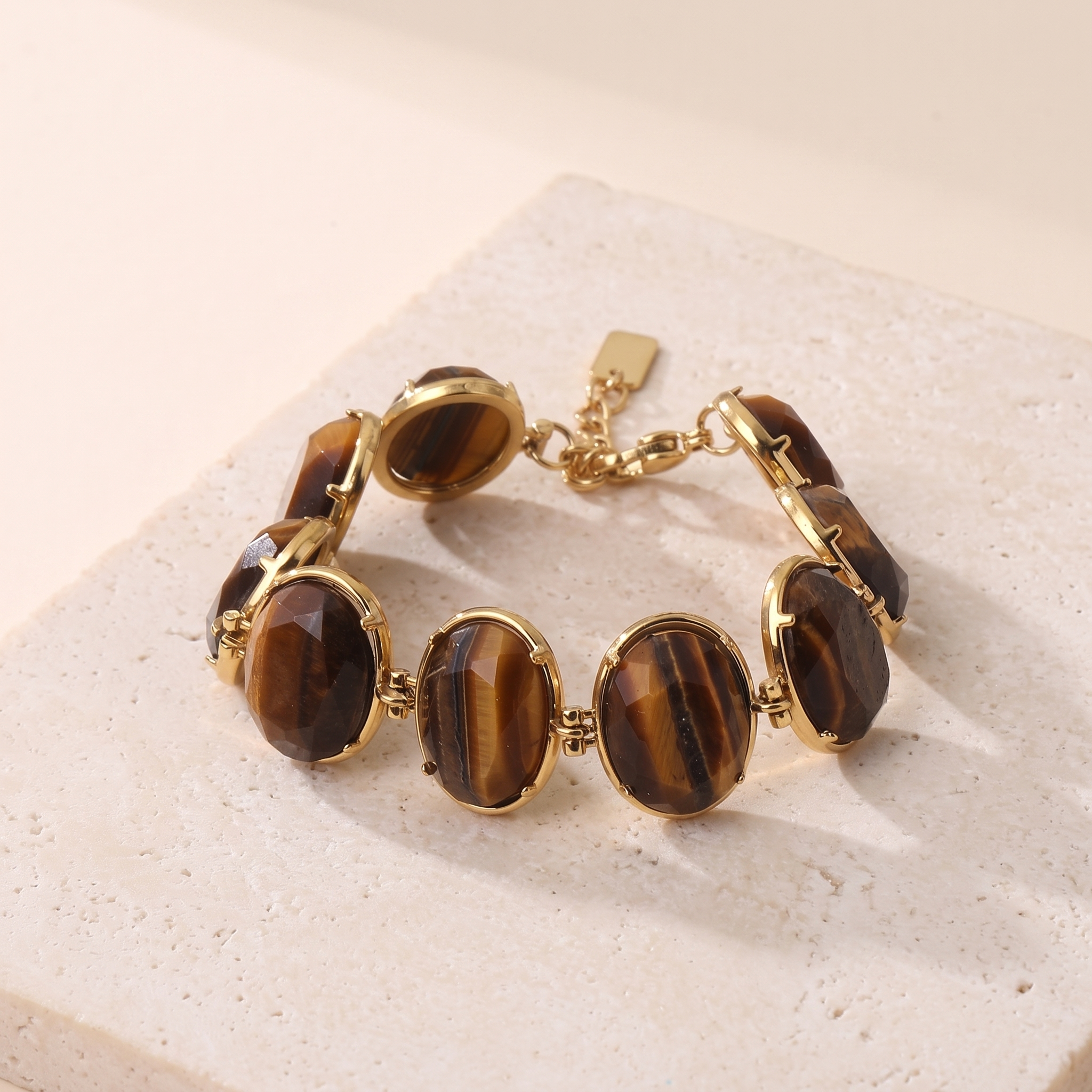 Bracelet Nébuleuse Fauve, neuf pierres d'œil de tigre serties or, packshot