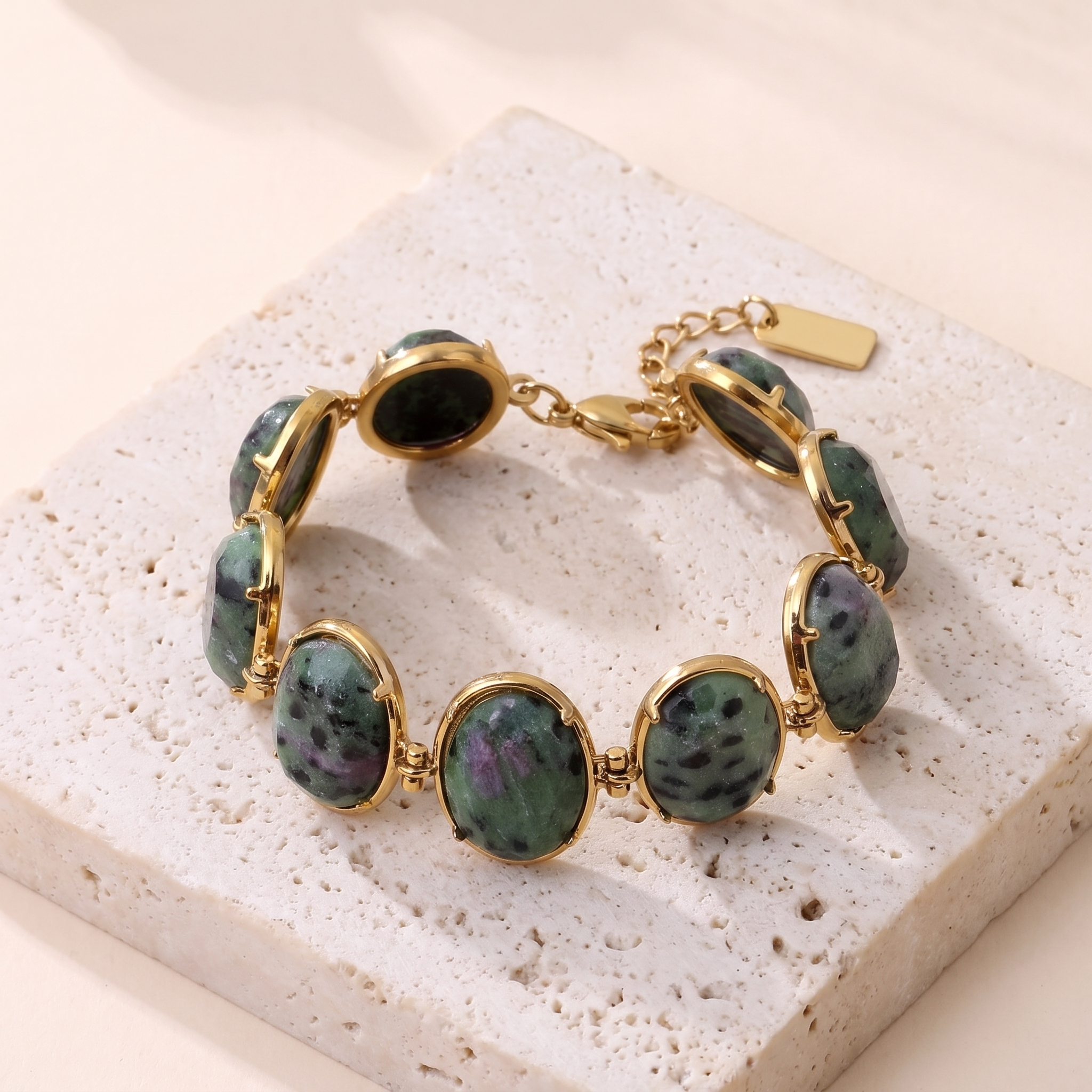 Bracelet Nébuleuse Jade, neuf pierres de zoïsite rubis serties or, packshot