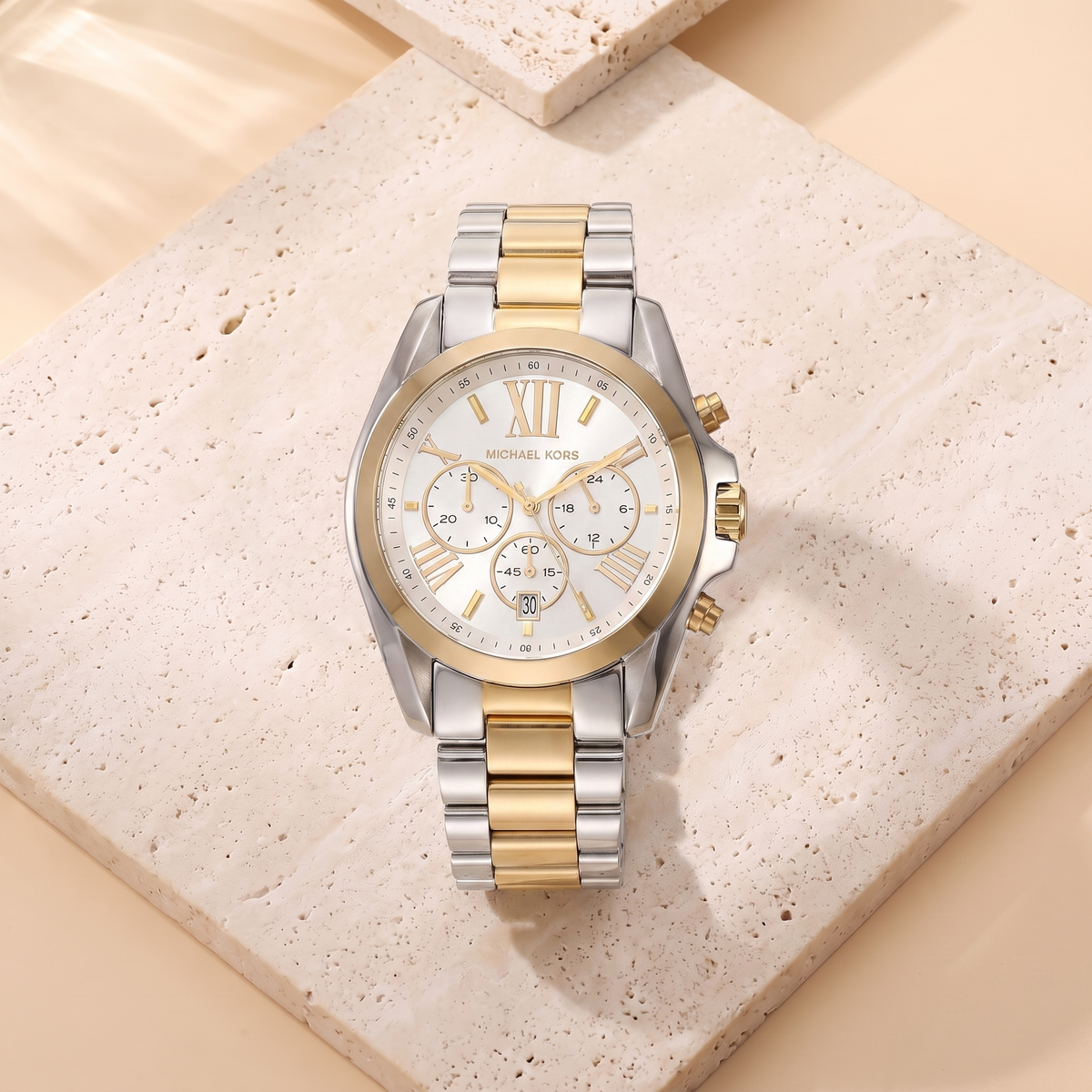 Montre Michael Kors Bradshaw Bicolore, fond travertin