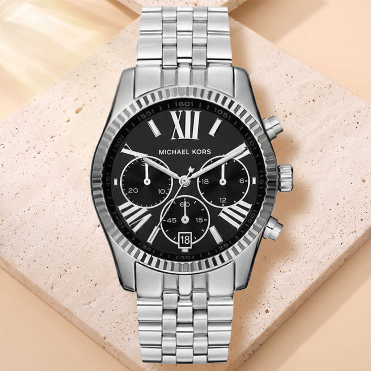 Montre Michael Kors Lexington Silver Black Dial, fond travertin