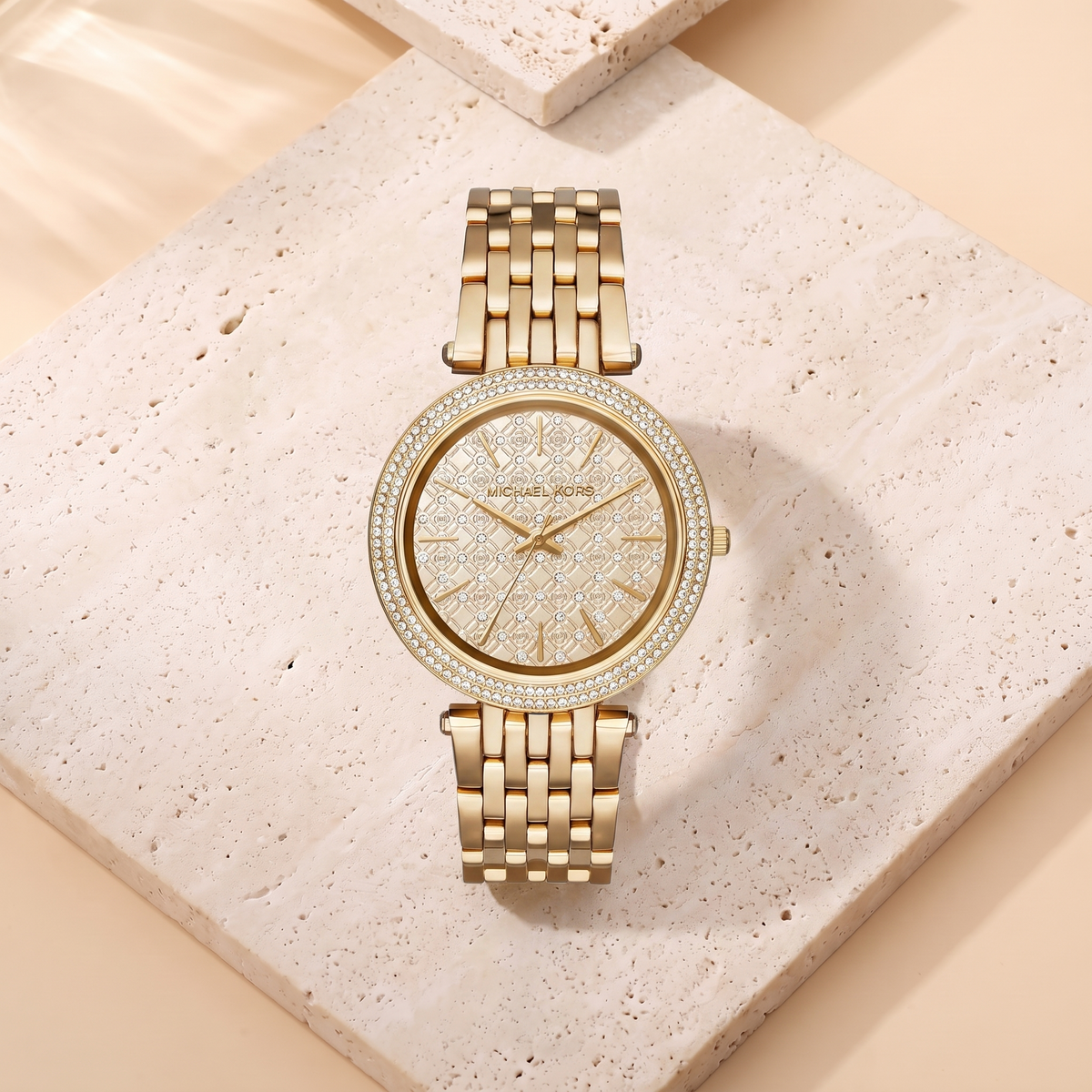 Montre Michael Kors Darci, fond travertin