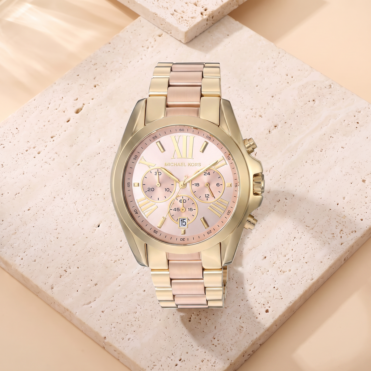 Montre Michael Kors Bradshaw Bicolore Rose, fond travertin