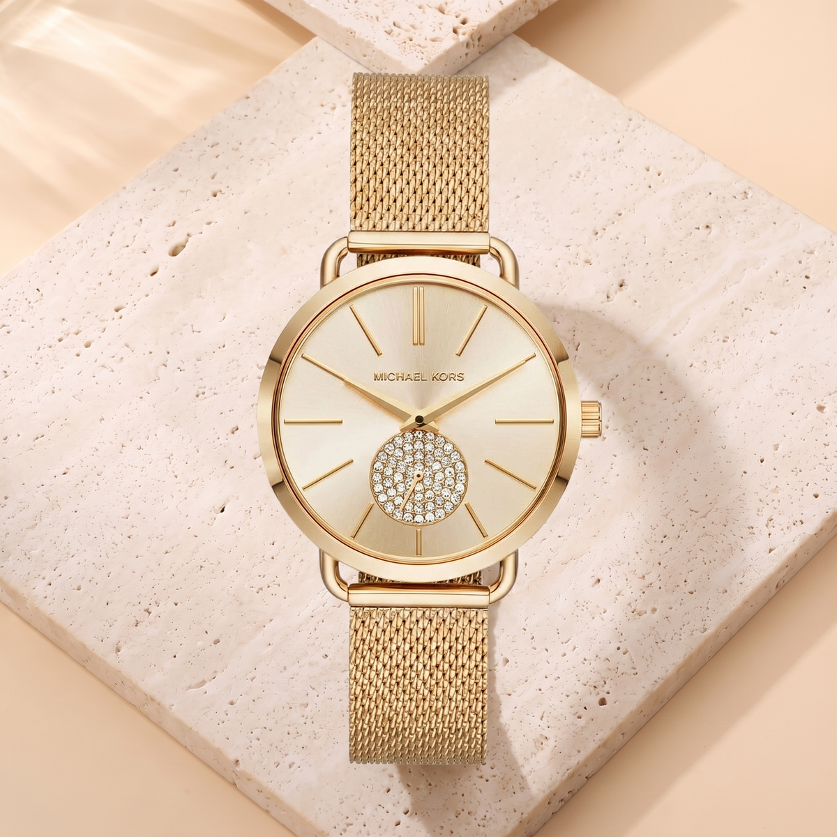 Montre Michael Kors Portia, fond travertin