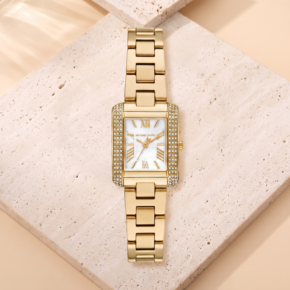 Montre Michael Kors Petite Emery, fond travertin