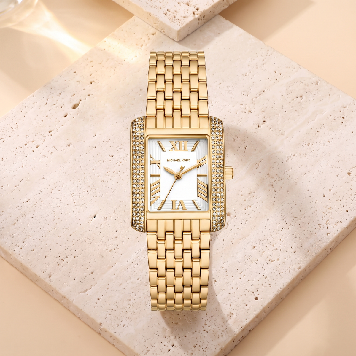 Montre Michael Kors Emery, fond travertin