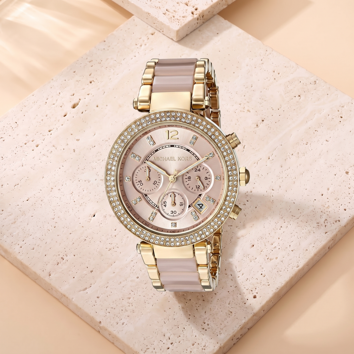 Montre Michael Kors Parker Champagne, fond travertin