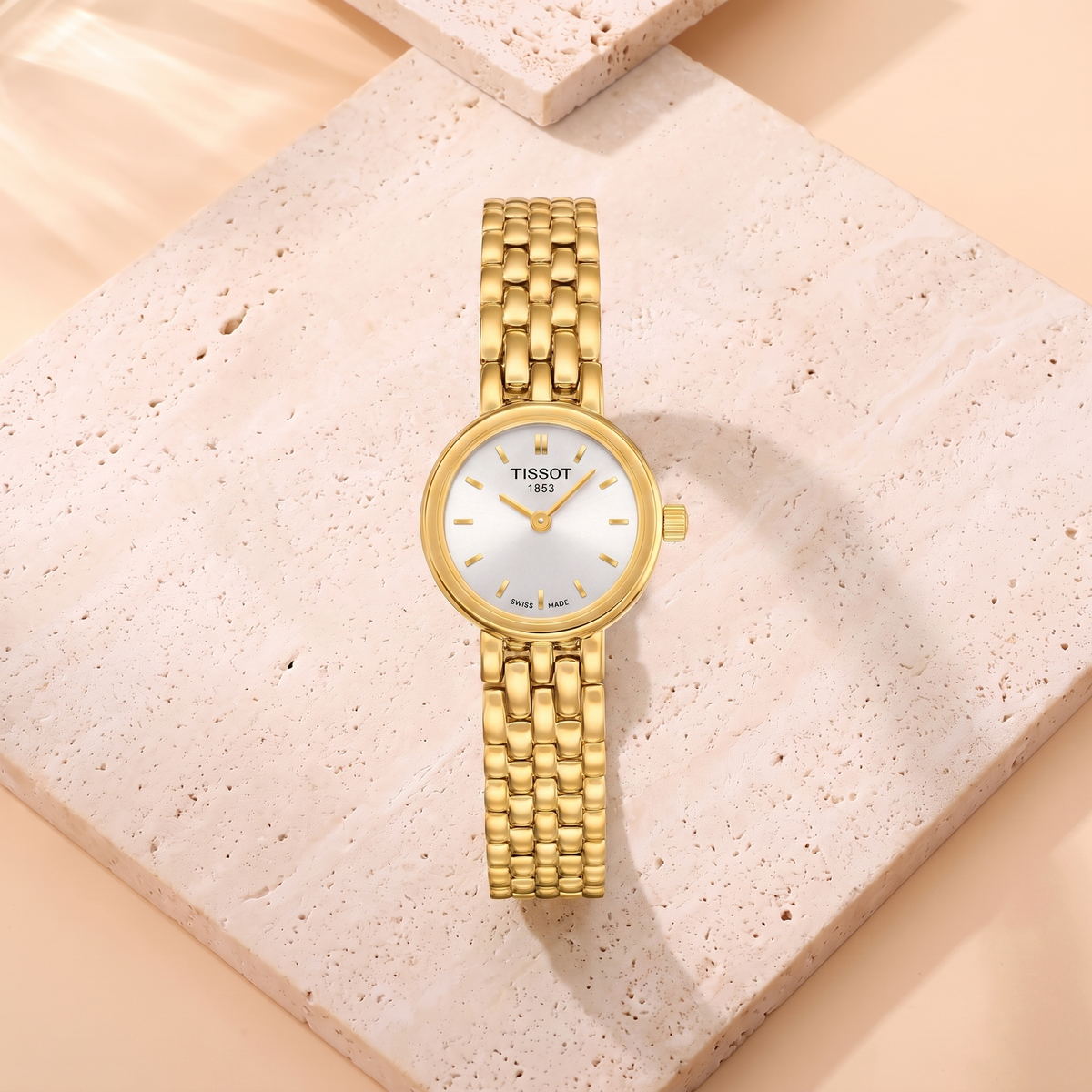 Montre Tissot Lovely, fond travertin