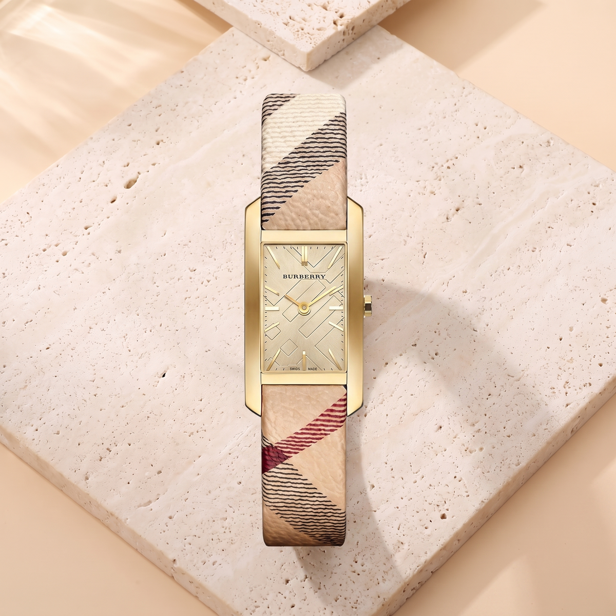 Montre Burberry Pioneer, fond travertin