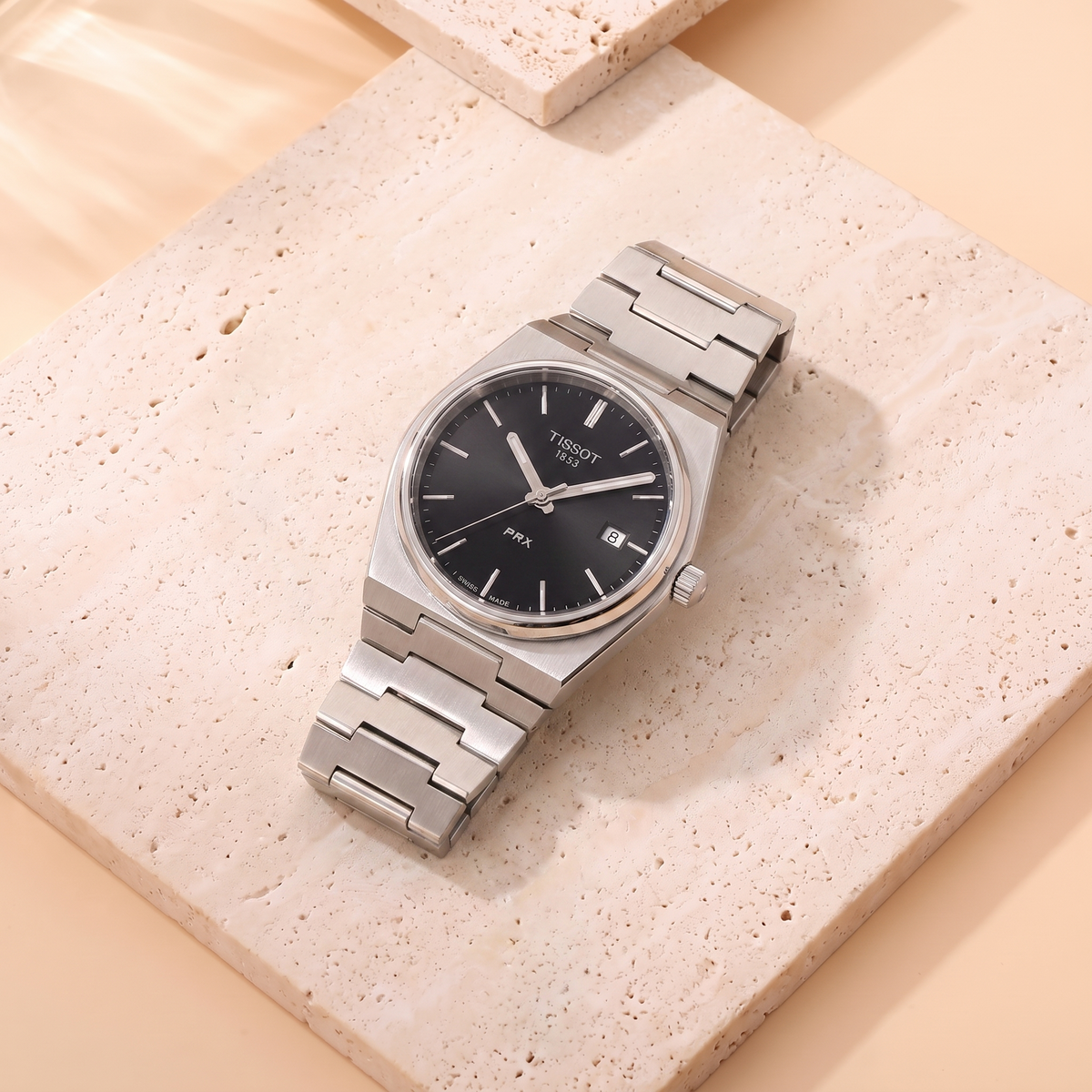 Montre Tissot PRX, fond travertin
