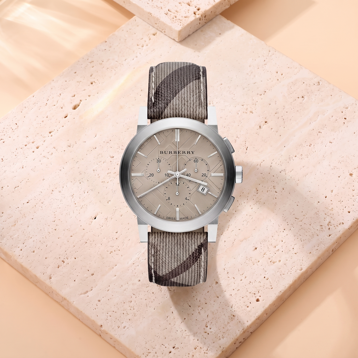 Montre Burberry The City Smoked, fond travertin