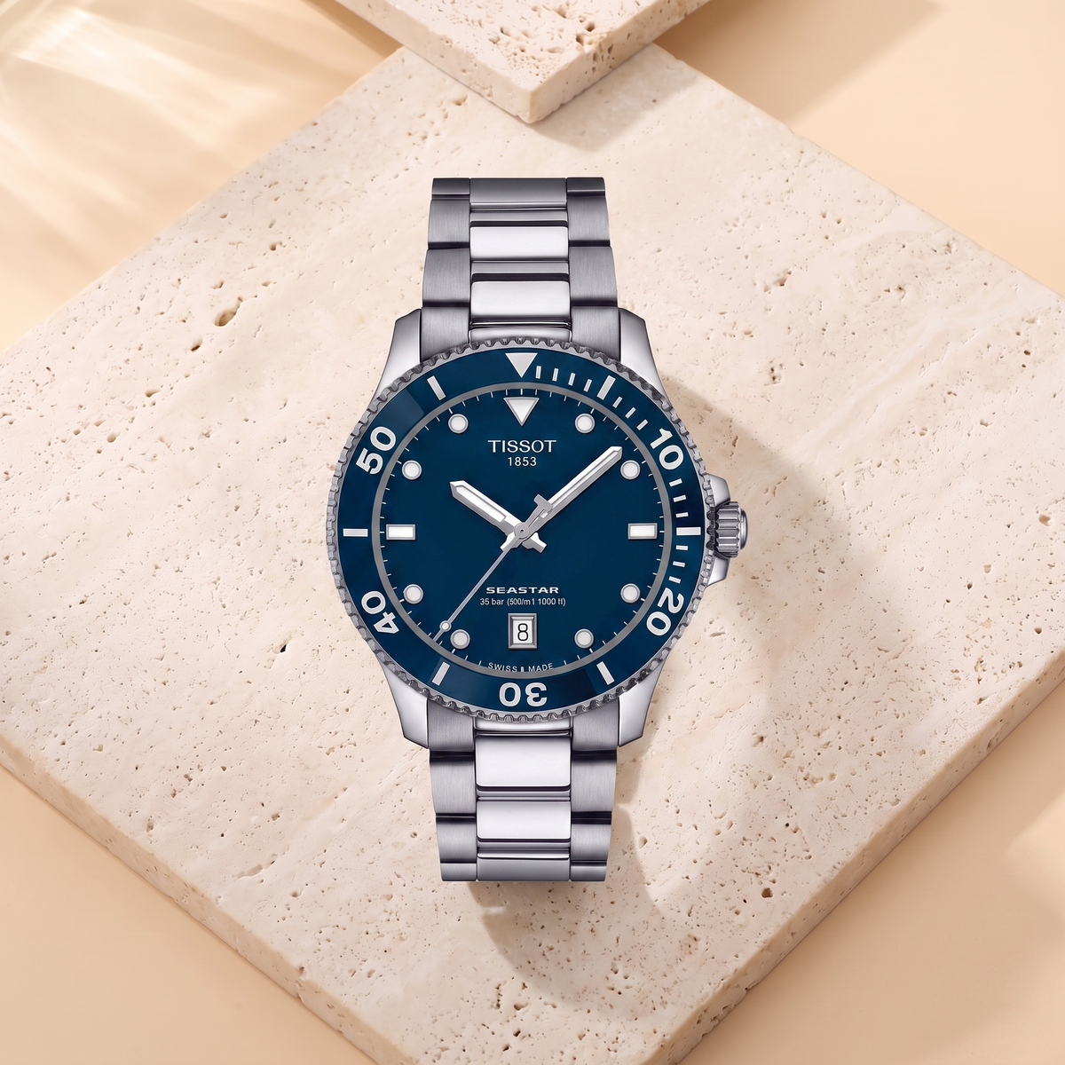 Montre Tissot Seastar 1000 Blue, fond travertin