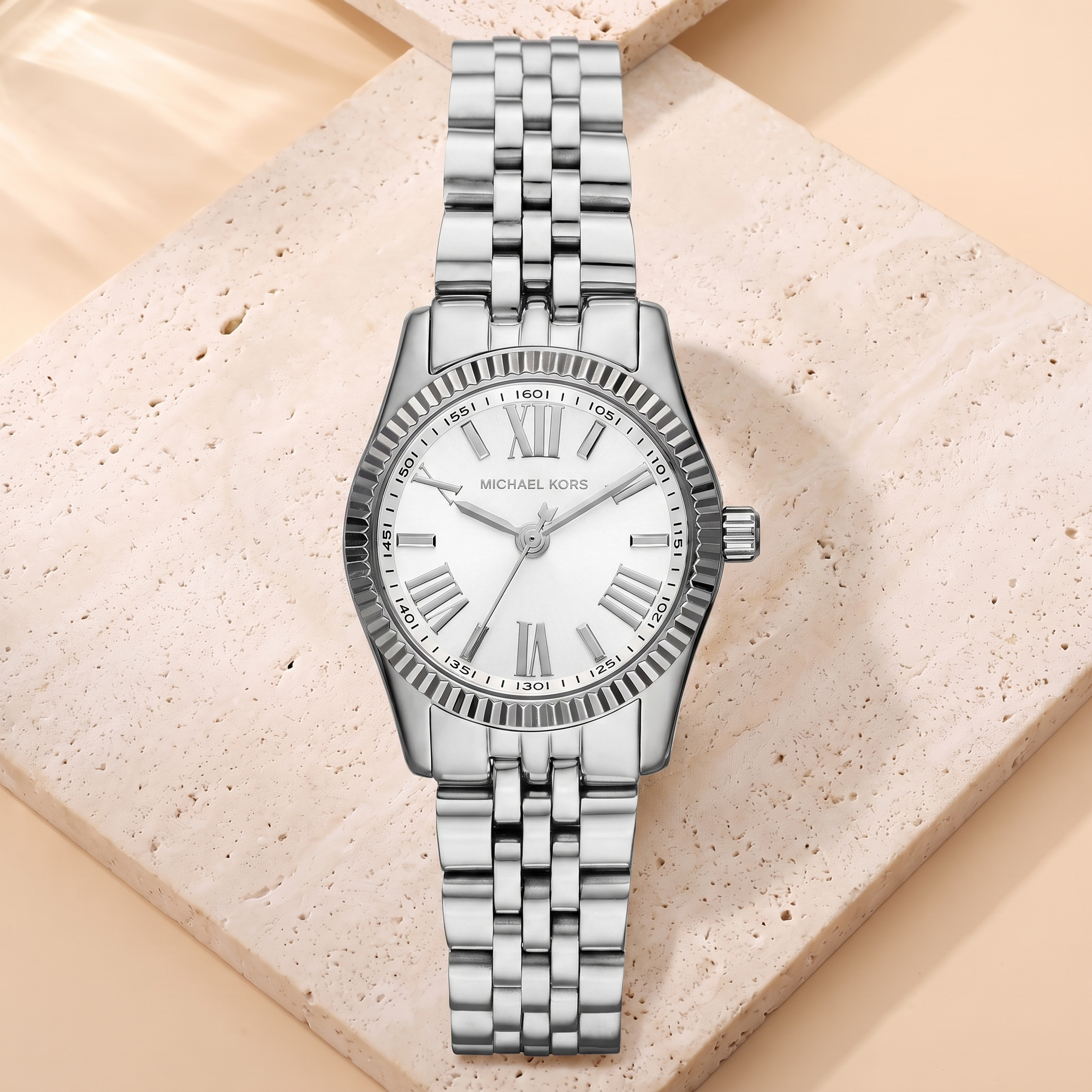 Montre Michael Kors Little Lexington Silver, fond travertin