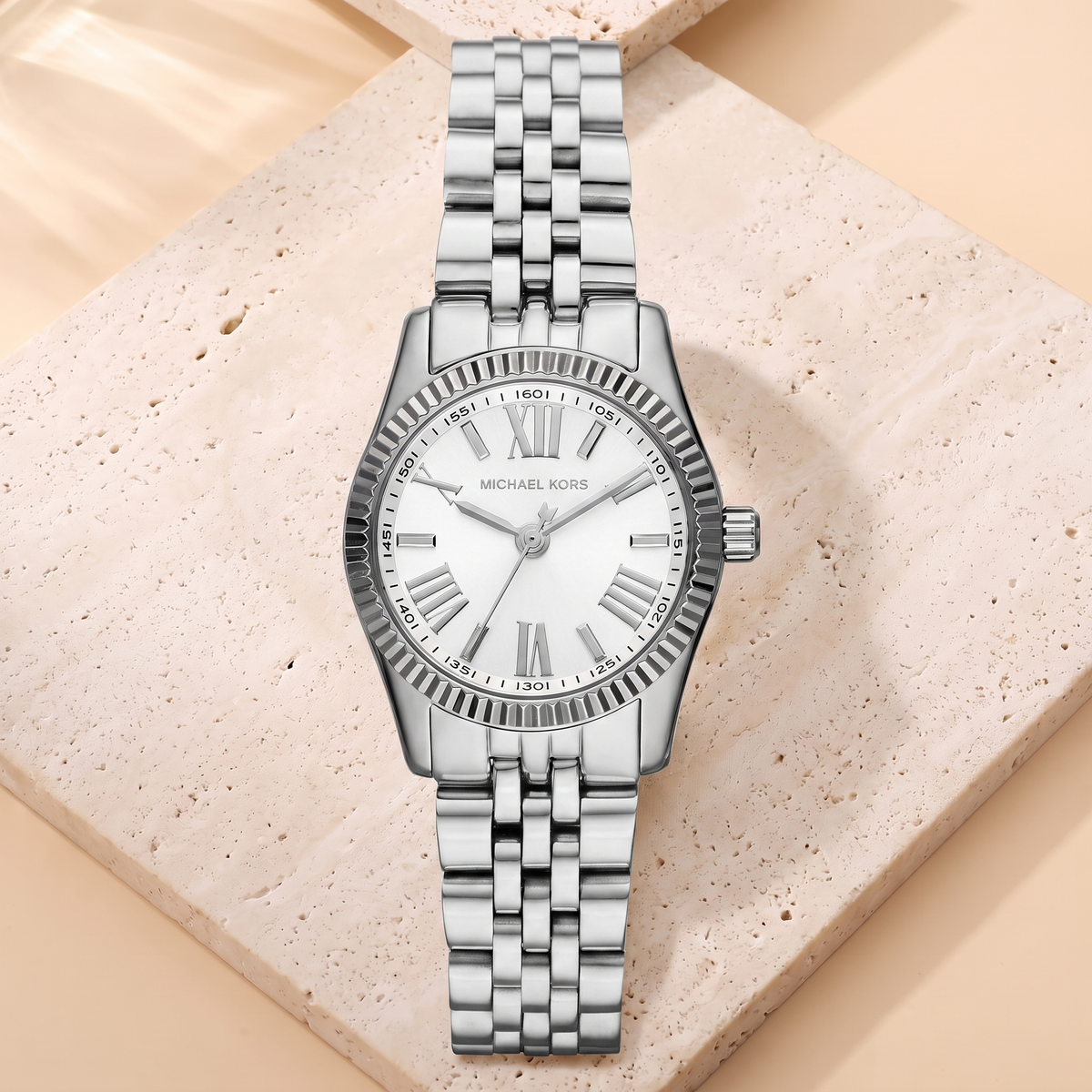 Montre Michael Kors Little Lexington Silver, fond travertin
