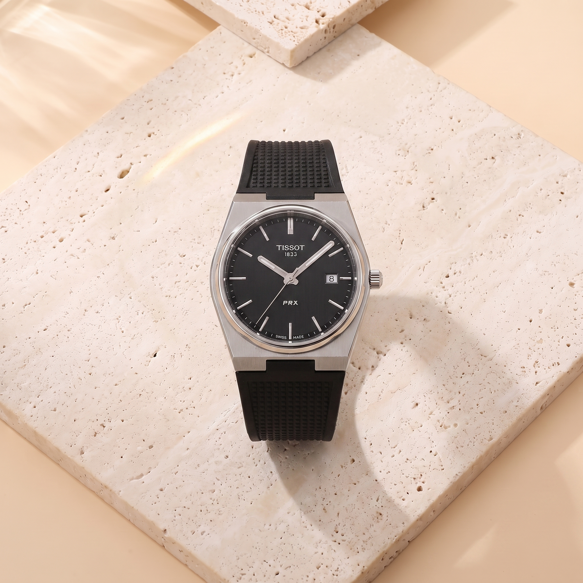 Montre Tissot PRX Strap, fond travertin