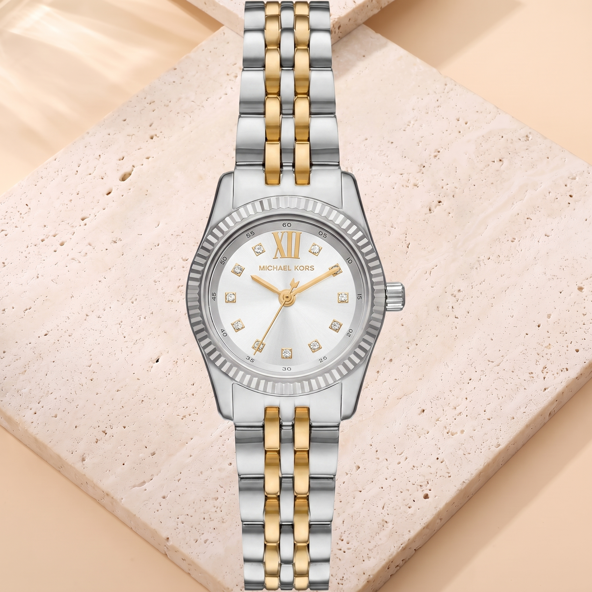 Montre Michael Kors Petite Lexington Bicolore, fond travertin
