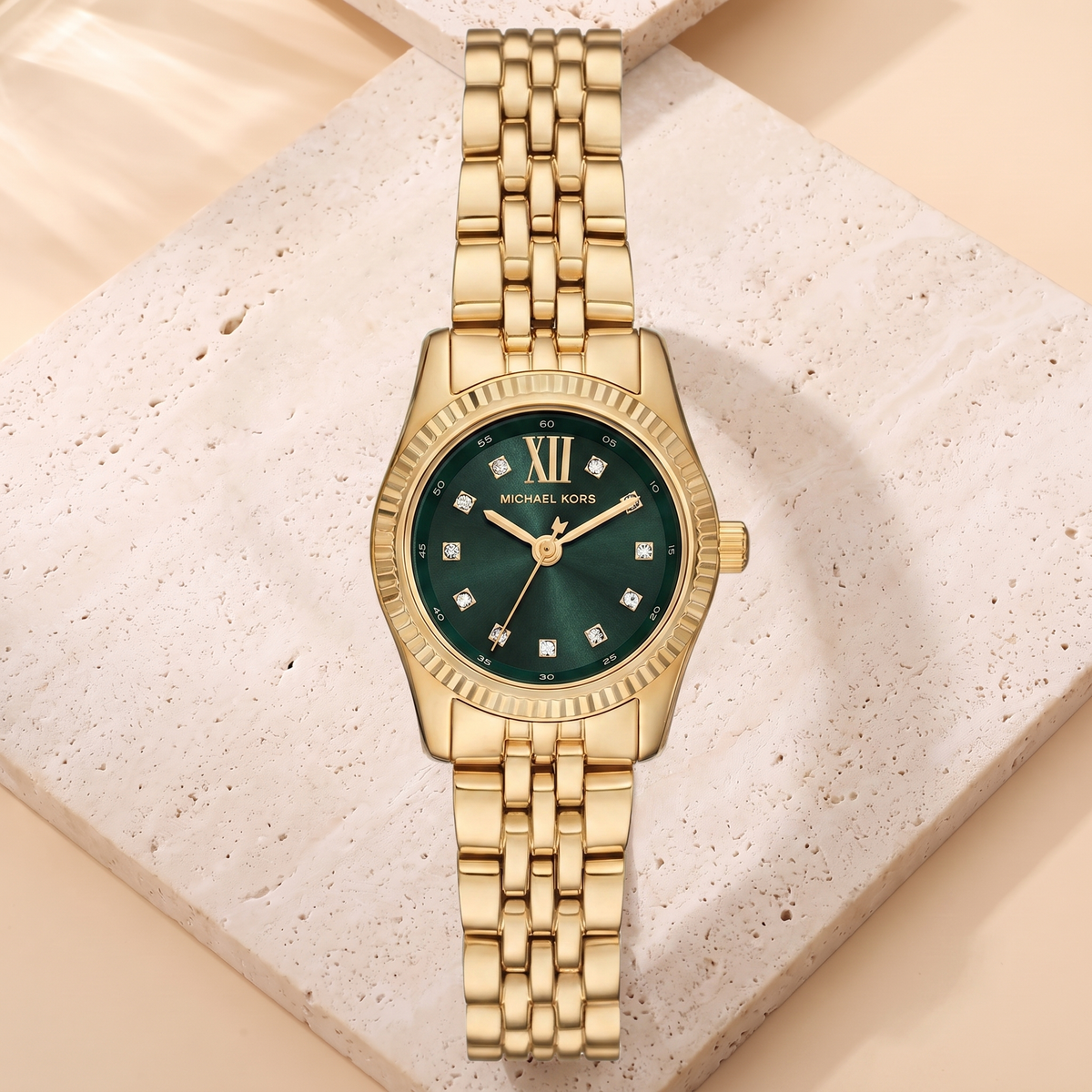 Montre Michael Kors Petite Lexington Green, fond travertin