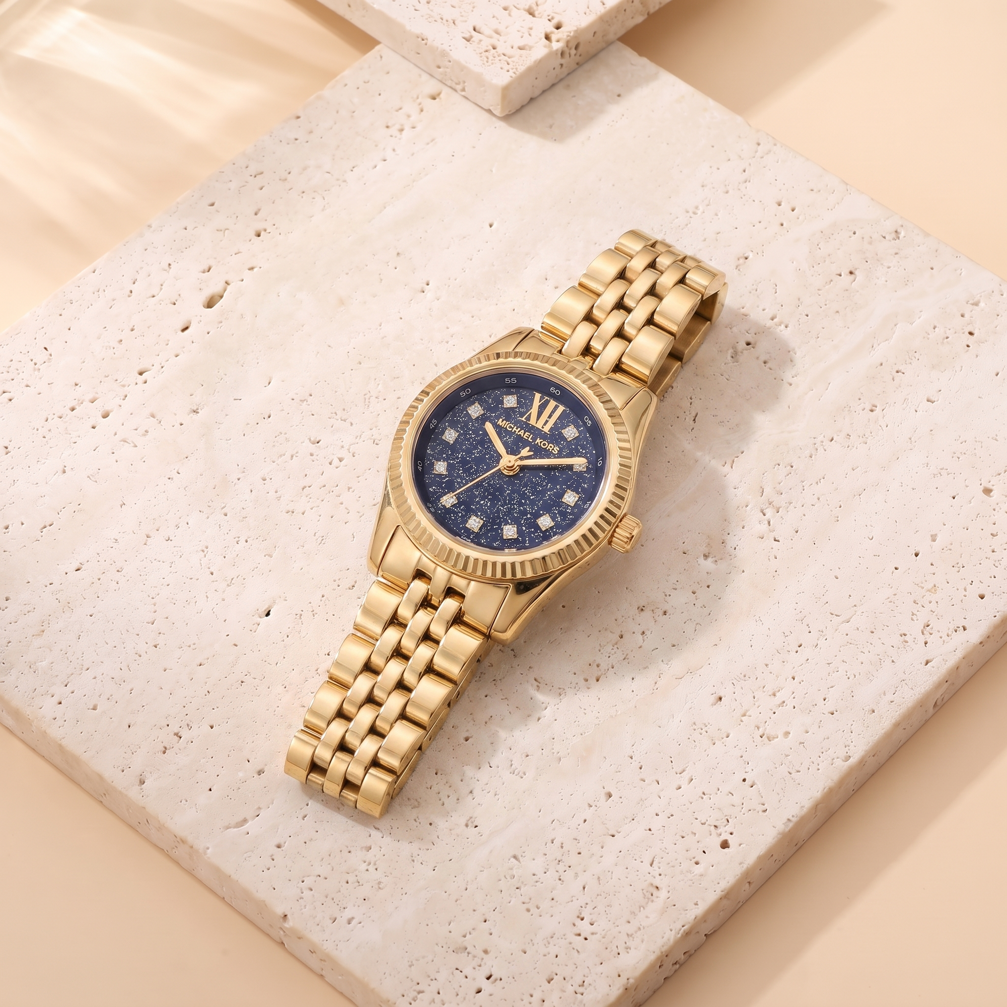 Montre Michael Kors Petite Lexington Midnight, fond travertin