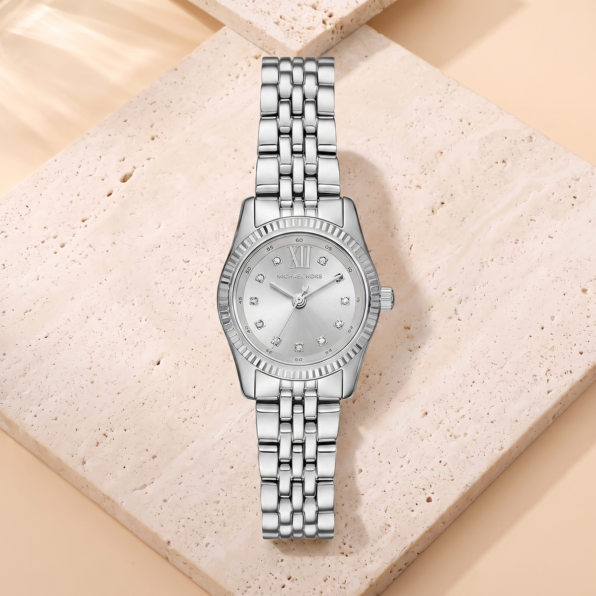 Montre Michael Kors Petite Lexington Silver, fond travertin