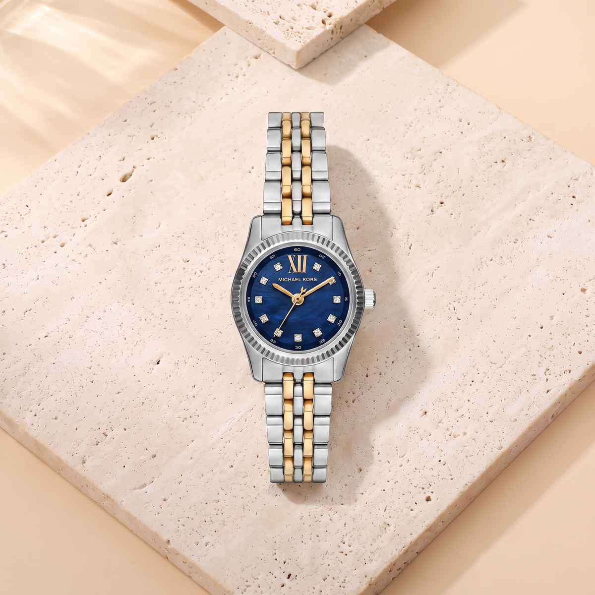 Montre Michael Kors Petite Lexington Blue, fond travertin