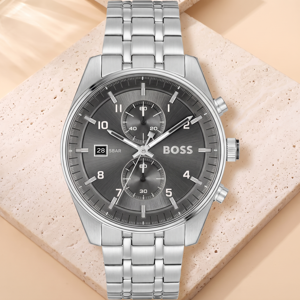 Montre Hugo Boss Skytraveller, fond travertin