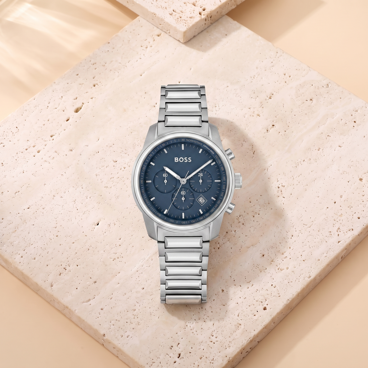 Montre Hugo Boss Trace, fond travertin