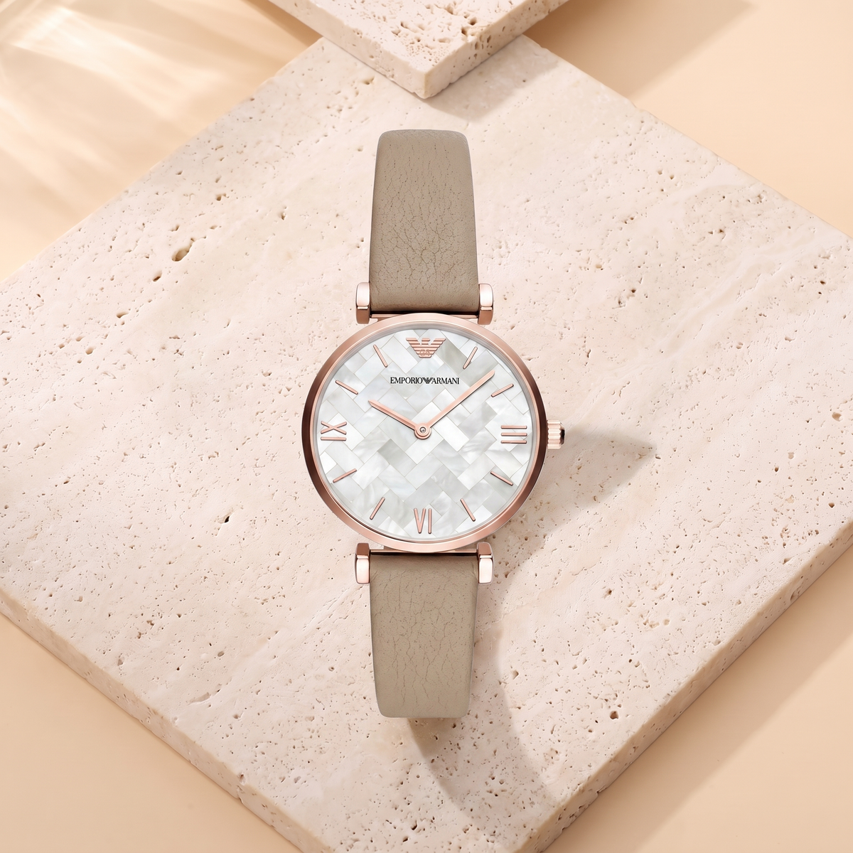 Montre Emporio Armani Gianni T-Bar, fond travertin