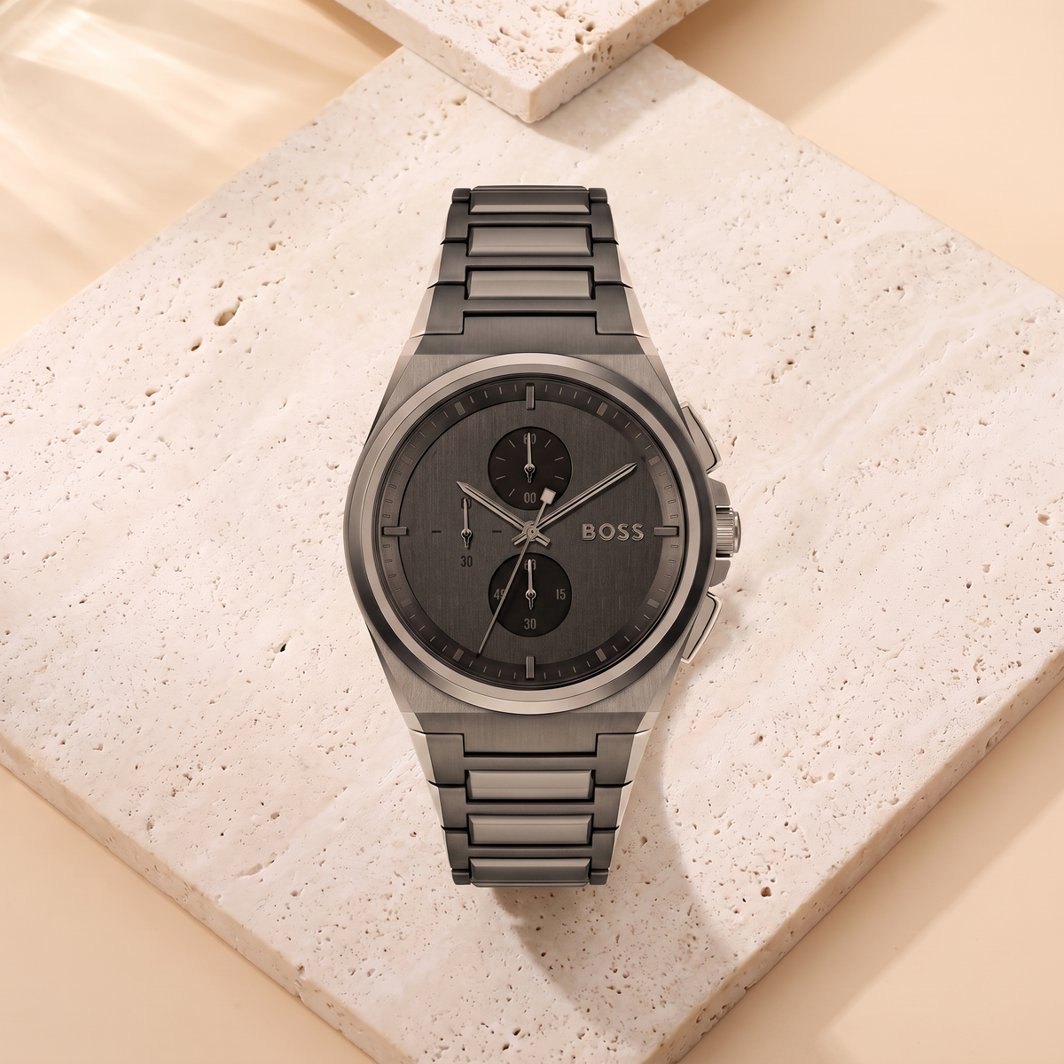 Montre Hugo Boss Steer Chronograph GQ, fond travertin