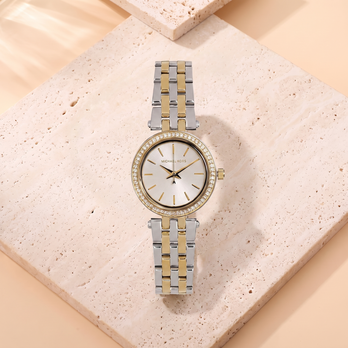 Montre Michael Kors Mini Darci, fond travertin