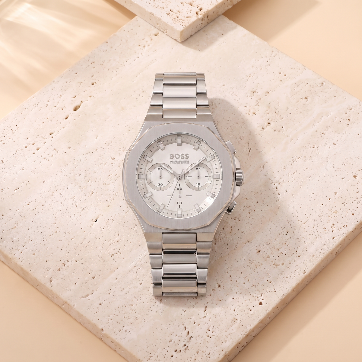 Montre Hugo Boss Taper, fond travertin