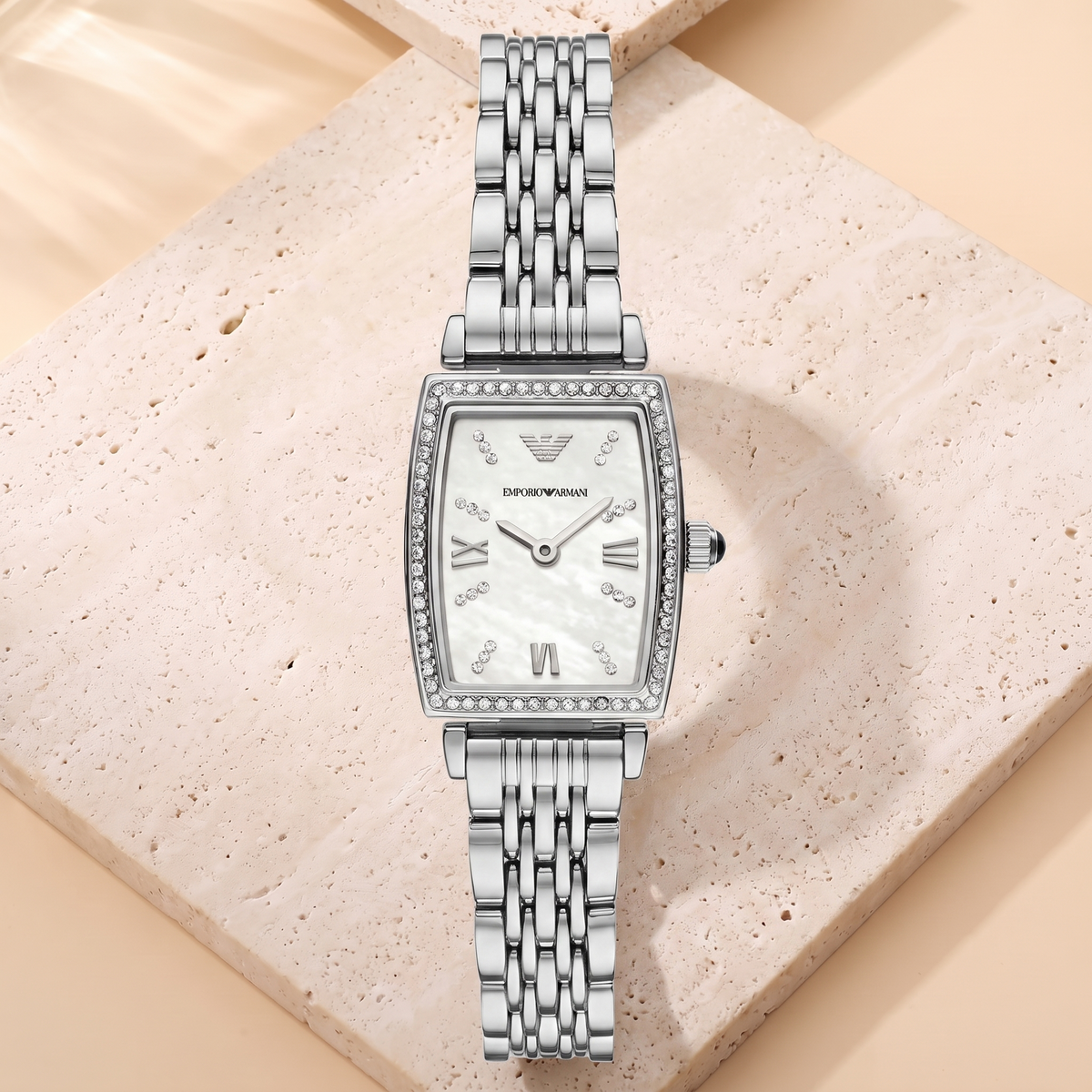 Montre Emporio Armani Diamond, fond travertin