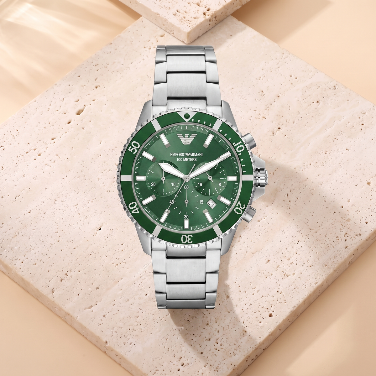 Montre Emporio Armani Hulk, fond travertin