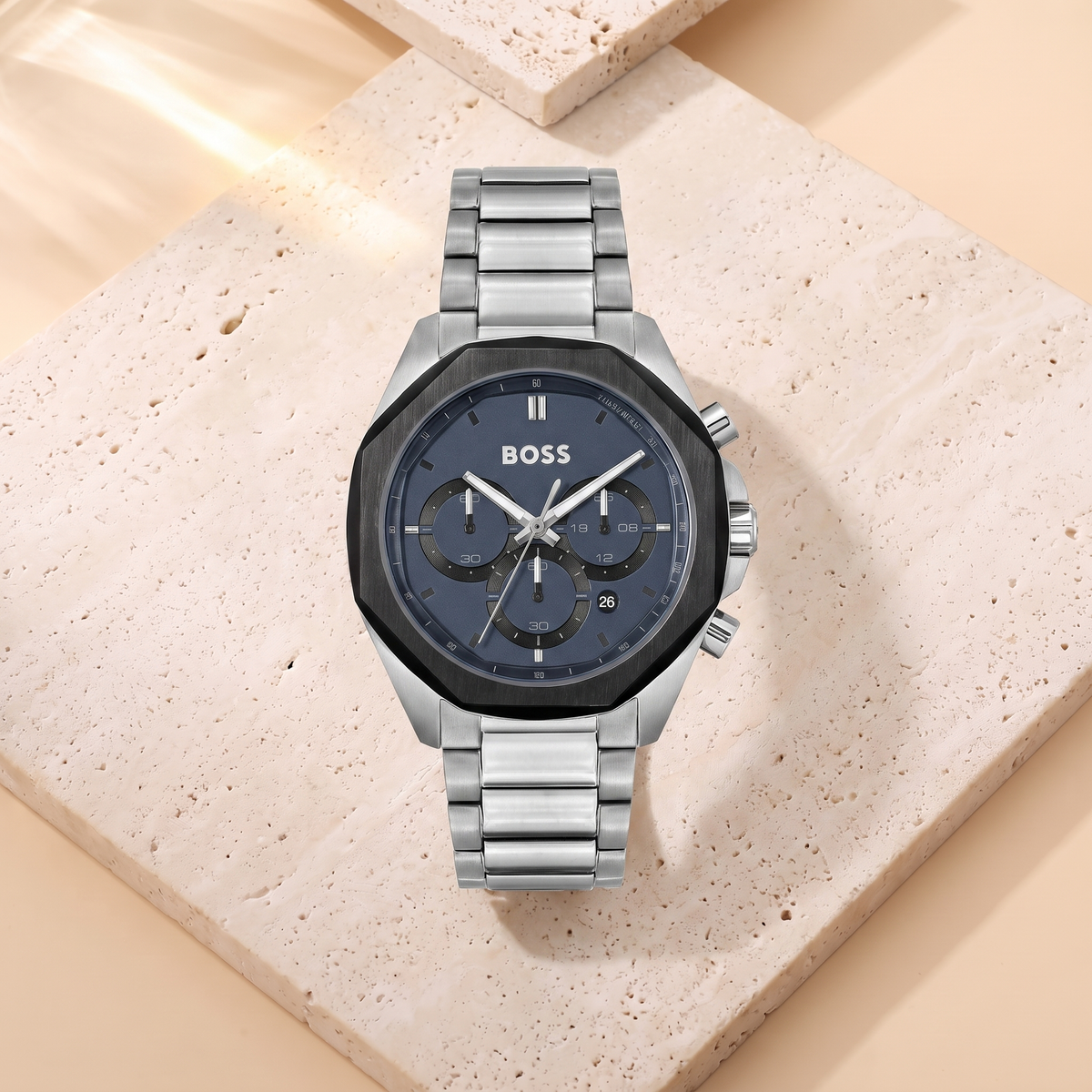 Montre Hugo Boss Cloud, fond travertin