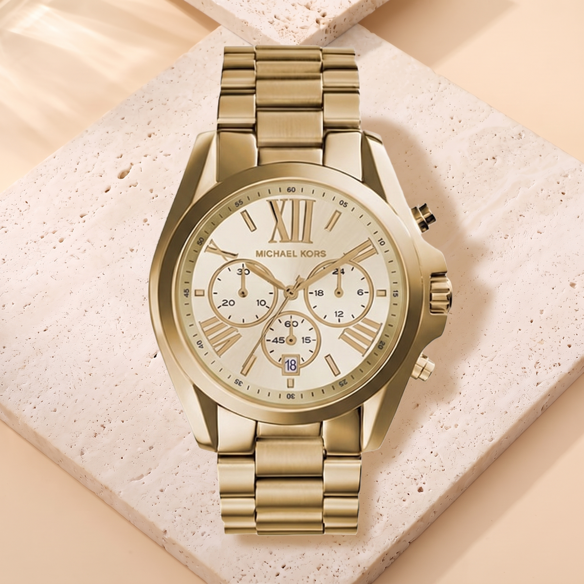 Montre Michael Kors Bradshaw Gold, fond travertin