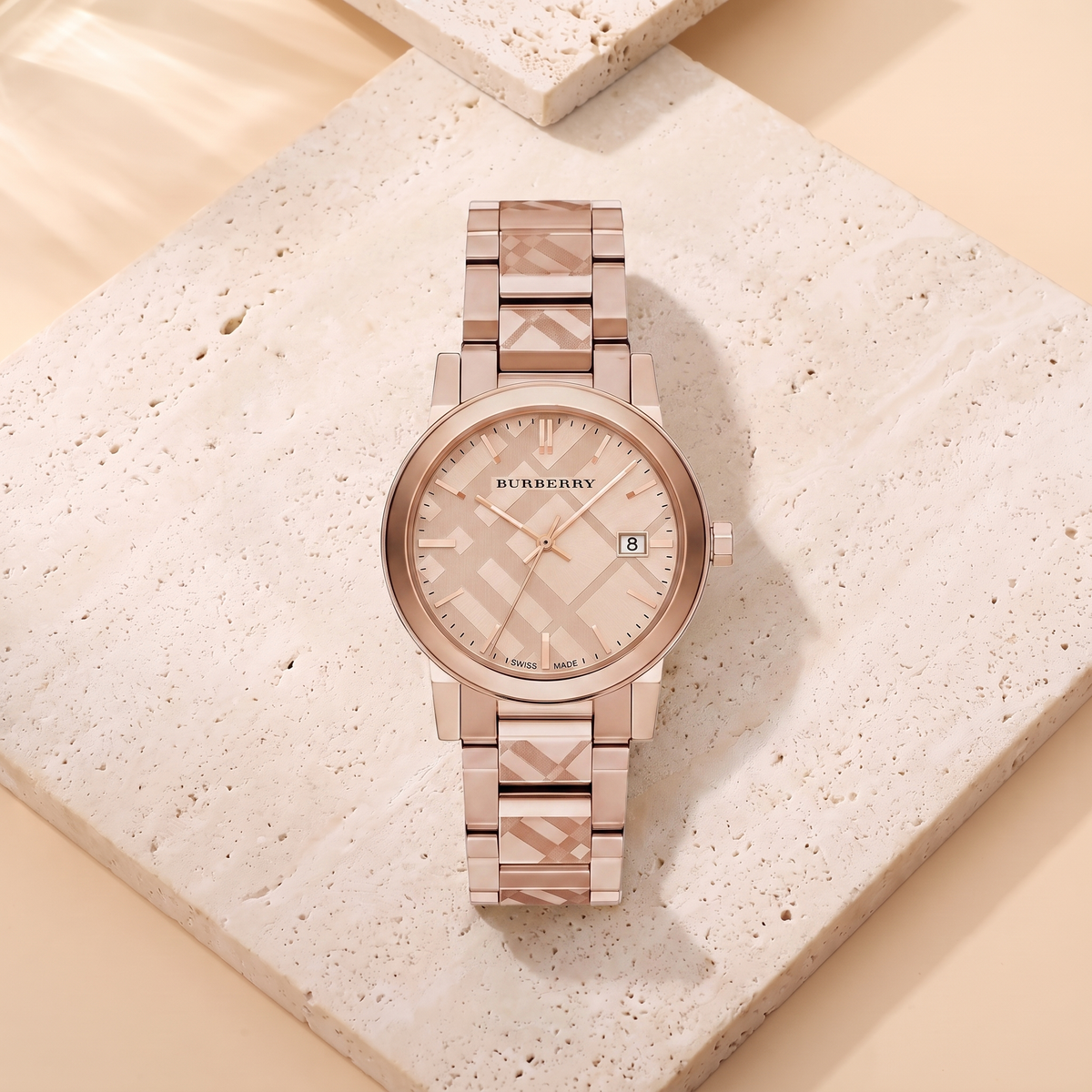 Montre Burberry The City Rose Gold, fond travertin