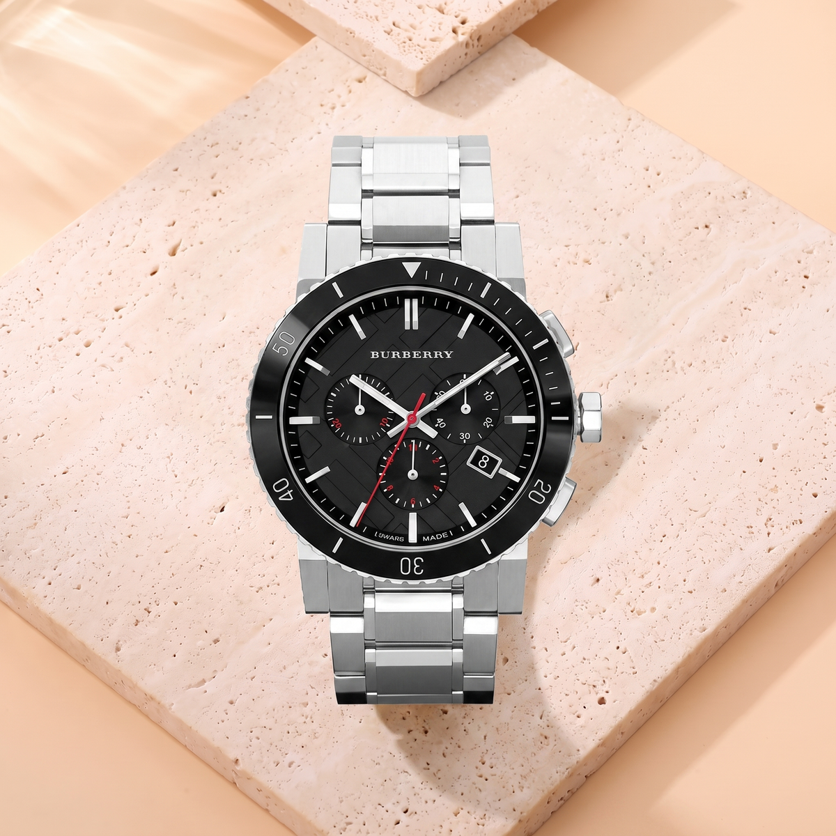 Montre Burberry The City Black Dial, fond travertin