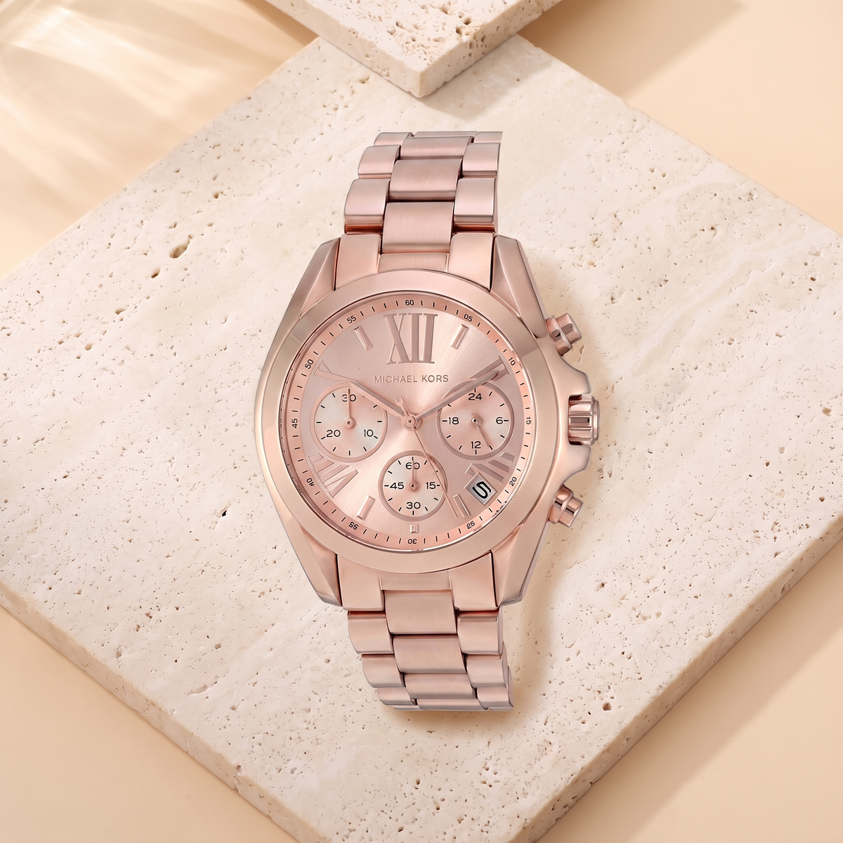 Montre Michael Kors Bradshaw Rose, fond travertin
