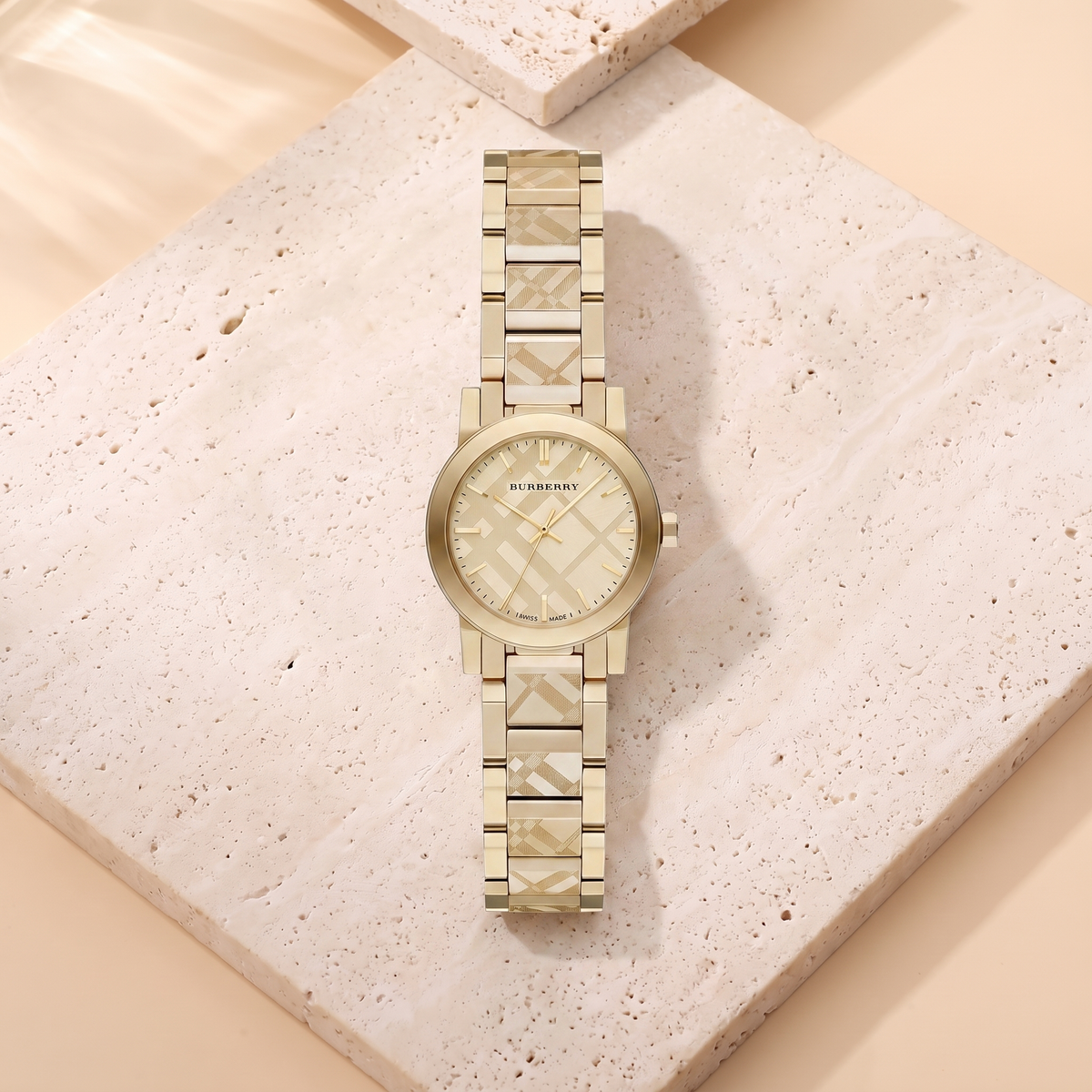 Montre Burberry The City Mini, fond travertin