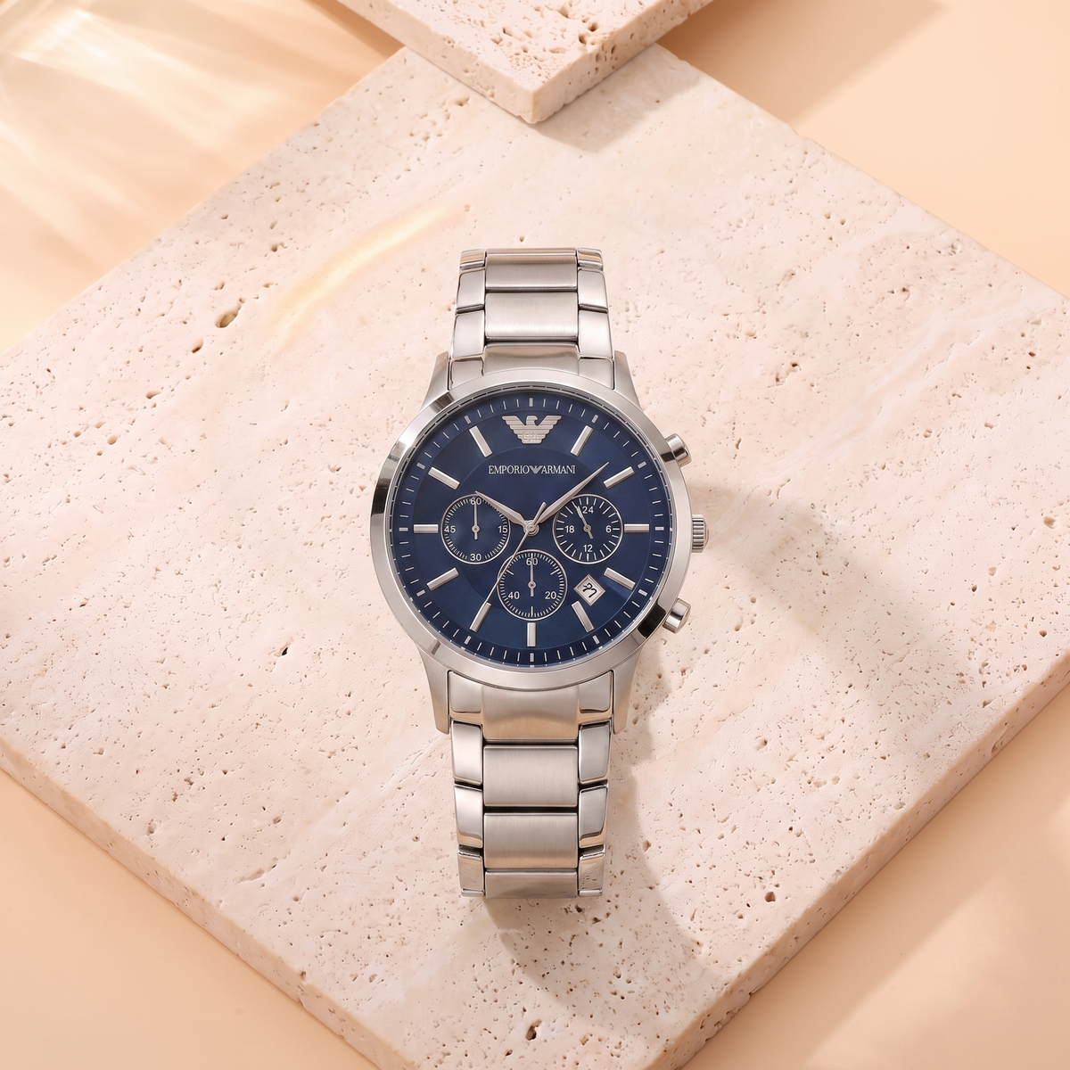Montre Emporio Armani Renato, fond travertin