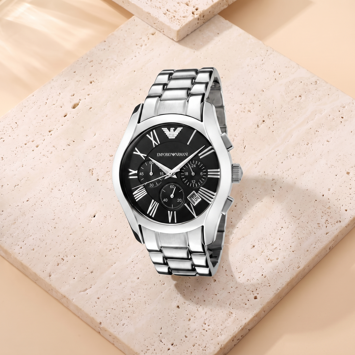 Montre Emporio Armani Classic, fond travertin