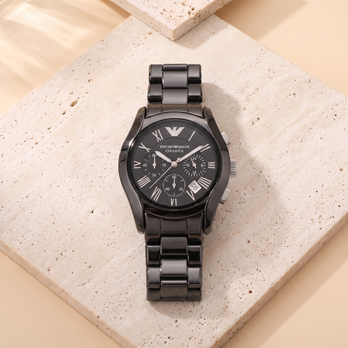 Montre Emporio Armani Ceramica, fond travertin
