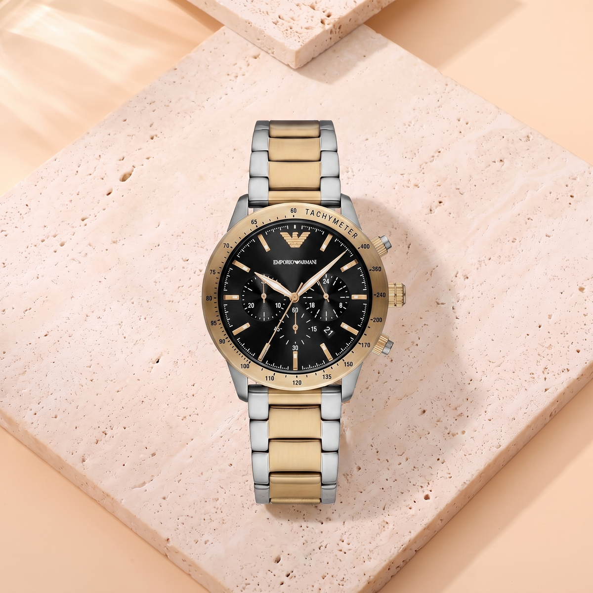 Montre Emporio Armani Mario Chronographe Bicolore, fond travertin