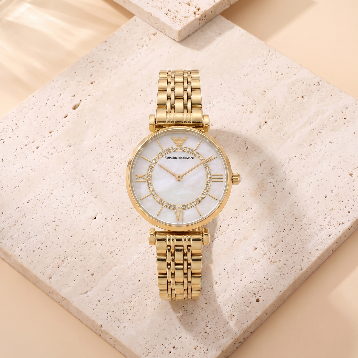 Montre Emporio Armani Gianni, fond travertin