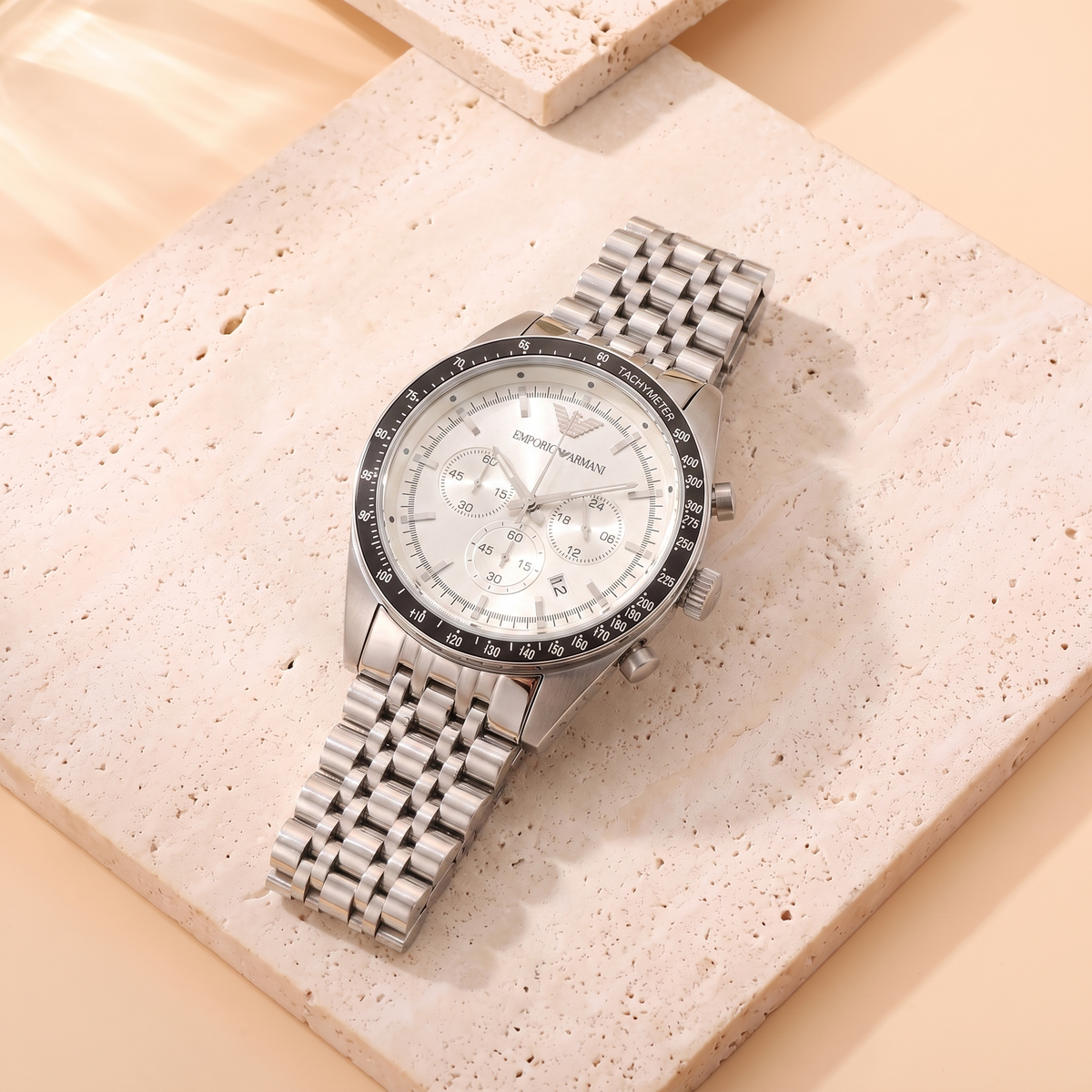 Montre Emporio Armani Sportivo, fond travertin