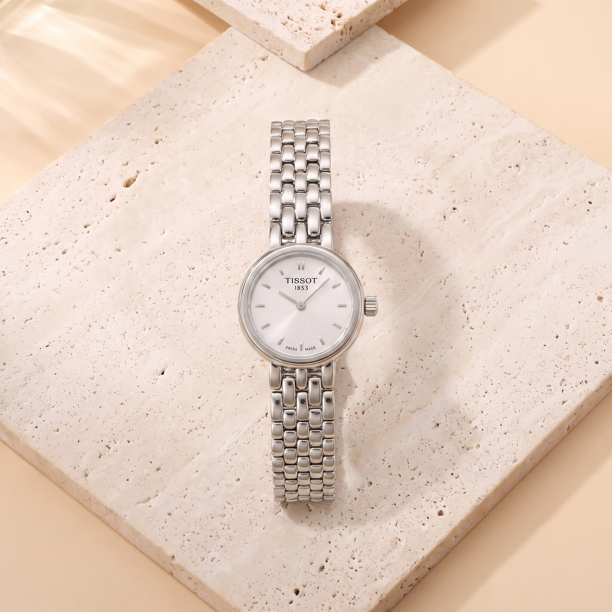 Tissot Lovely Silver, fond travertin