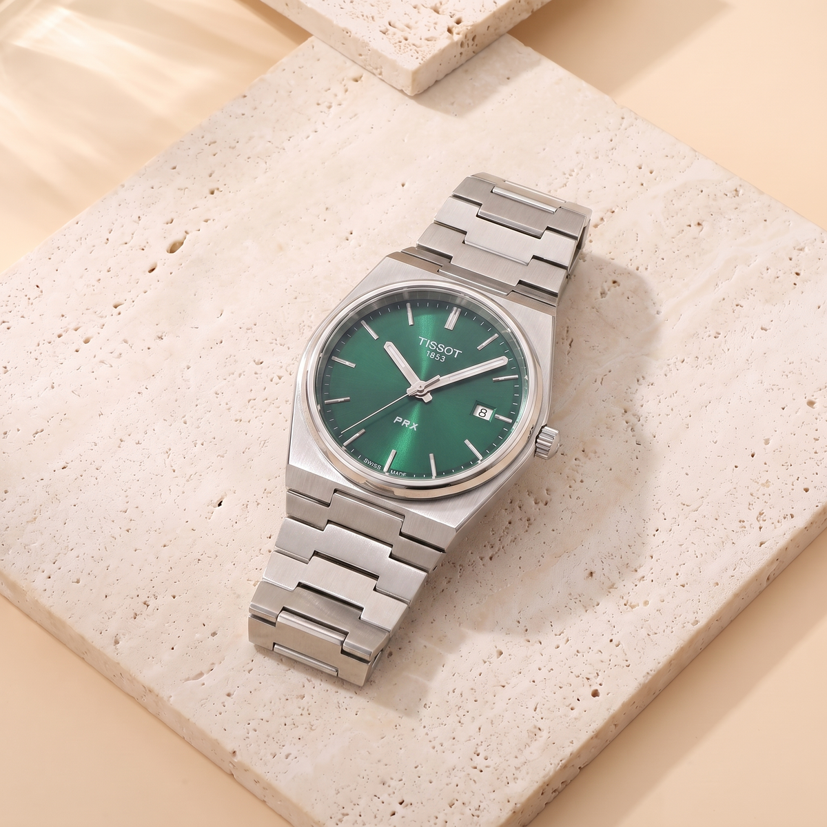 Tissot PRX Green, fond travertin